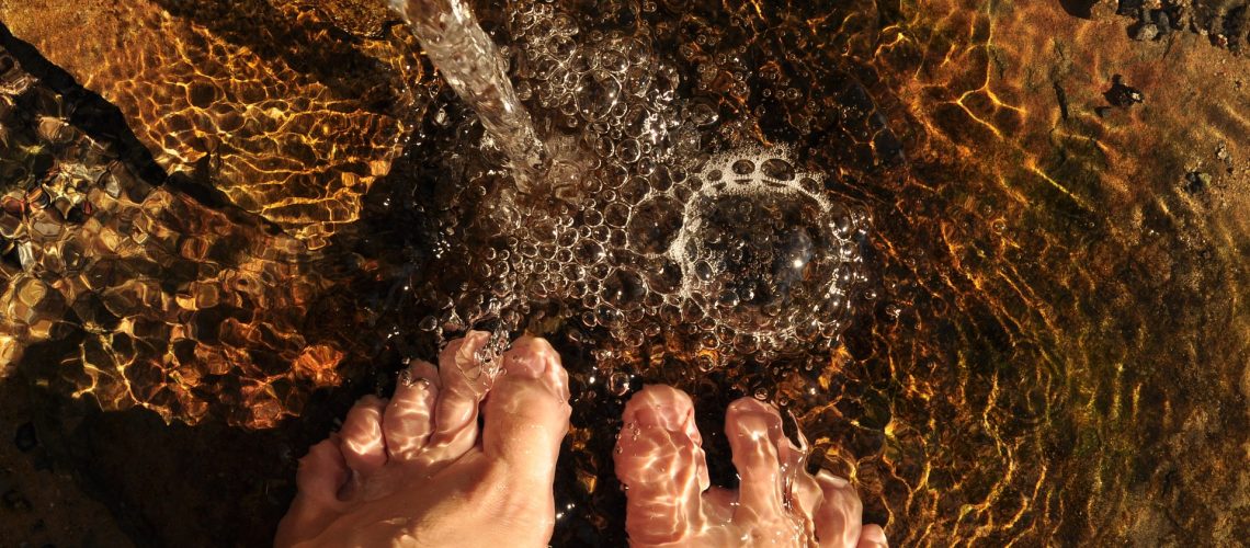feet-in-the-water-2124781_1920
